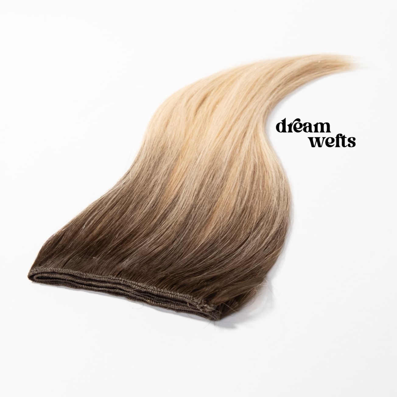 Foto von einer einzelnen Echthaar-Tresse in Balayage-Optik, daneben ist das DreamWefts-Logo abgebildet.